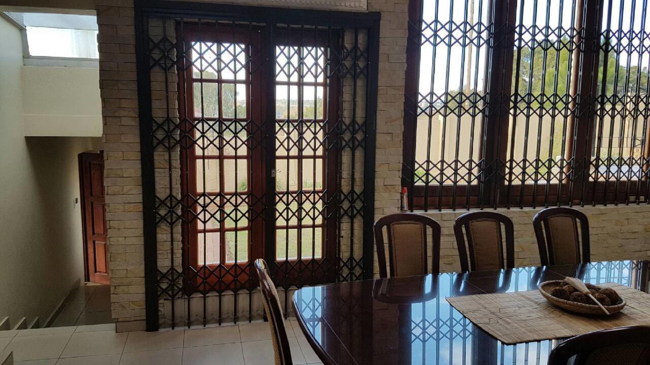 سنتوريون Lily White Guest House المظهر الخارجي الصورة