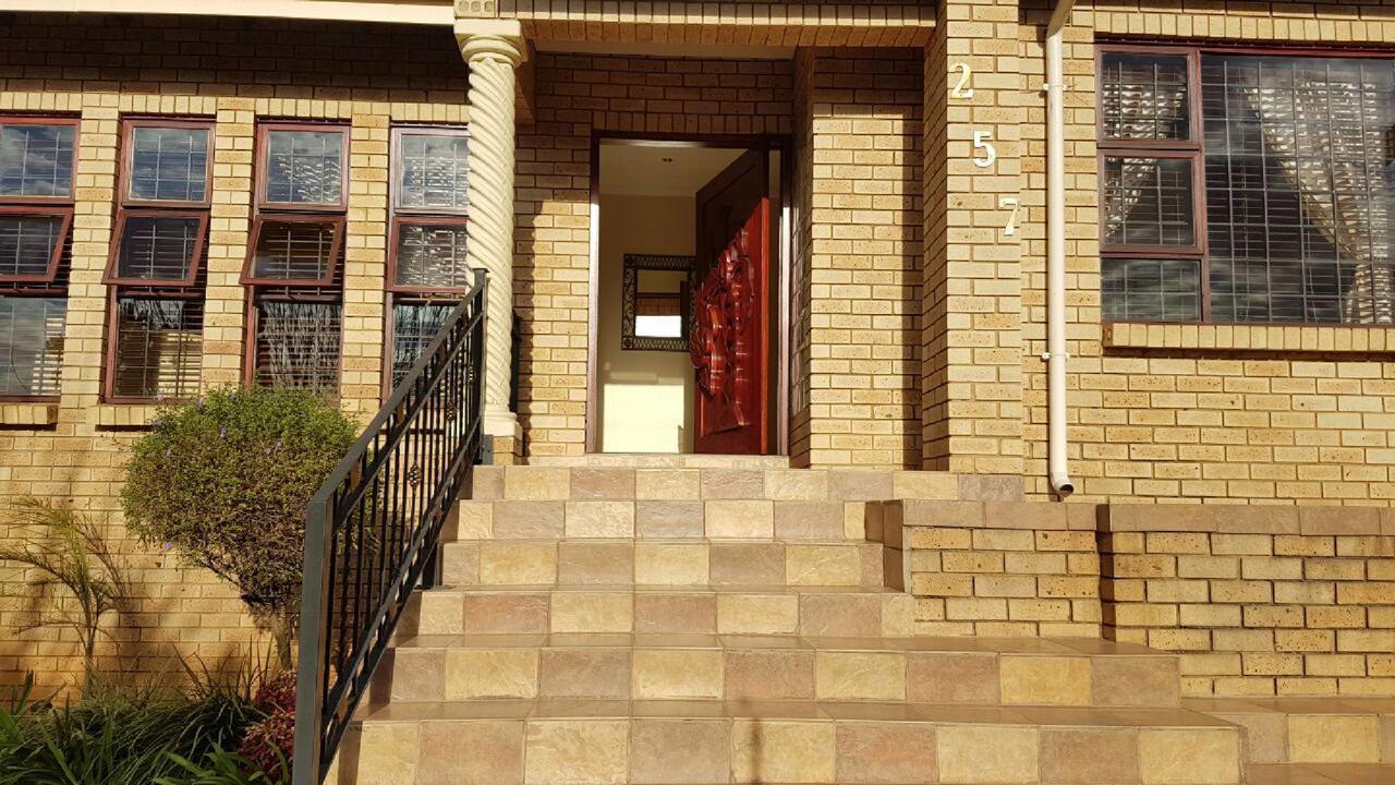 سنتوريون Lily White Guest House المظهر الخارجي الصورة